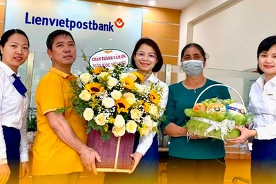 Khách hàng N.T.H xúc động cảm ơn cán bộ, nhân viên Lienvietpostbank Quế Võ.