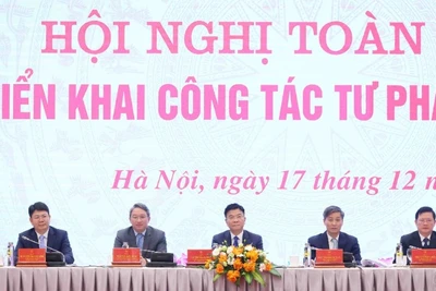 Phó Thủ tướng Lê Thành Long, Bộ trưởng Tư pháp Nguyễn Hải Ninh và lãnh đạo Bộ chủ trì Hội nghị. Ảnh: Phạm Kiên - TTXVN