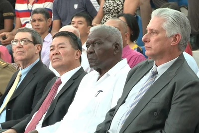 Bí thư Thứ nhất Ban Chấp hành Trung ương Đảng Cộng sản Cuba, Chủ tịch nước Cuba Miguel Díaz-Canel cùng các đại biểu dự lễ kỷ niệm. 