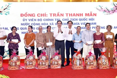 [Ảnh] Chủ tịch Quốc hội tặng quà Tết các gia đình chính sách tại Cần Thơ