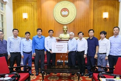 Chủ tịch UBTƯ MTTQ Việt Nam Đỗ Văn Chiến tiếp nhận ủng hộ từ Bộ Giao thông vận tải. (Ảnh: mattran.org.vn)