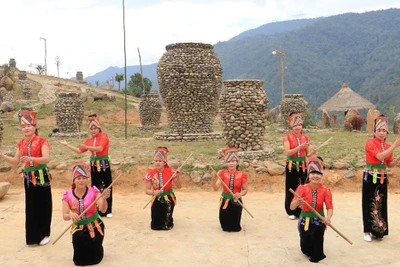 Một buổi sinh hoạt văn nghệ của đồng bào dân tộc La Ha, bản Kẻ, xã Ngọc Chiến, huyện Mường La (Sơn La).