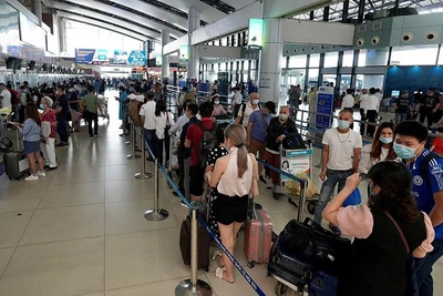 Làm thủ tục bay tại Cảng hàng không quốc tế Nội Bài.