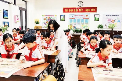 Cô và trò Trường tiểu học Suối Hoa, thành phố Bắc Ninh khám phá, trải nghiệm phụ trương đặc biệt của Báo Nhân Dân chào mừng Kỷ niệm 50 năm Ngày Giải phóng miền nam, thống nhất đất nước.