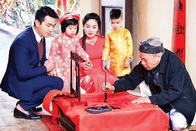 Xin chữ ở Văn Miếu Hưng Yên - nét đẹp cần lưu giữ.