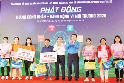Đại diện Công đoàn TP Hải Phòng trao kinh phí hỗ trợ xây nhà “Mái ấm Công đoàn”.