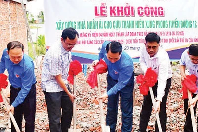 Tỉnh đoàn Kiên Giang hưởng ứng phong trào thi đua chung tay xóa nhà tạm, nhà dột nát ở huyện An Biên. 