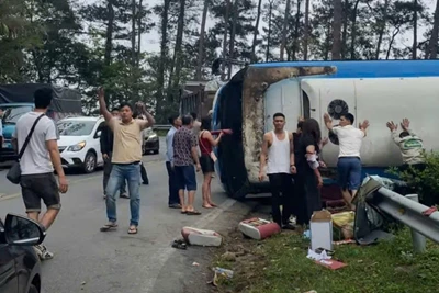 Người dân hỗ trợ cứu người bị nạn.