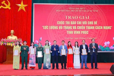 Lãnh đạo Tỉnh ủy Vĩnh Phúc và Quân khu 2 trao giải A cho các tác giả. 