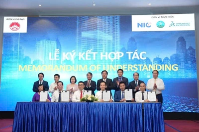 Đồng chí Đặng Xuân Phong, Bí thư Tỉnh ủy Vĩnh Phúc và các đồng chí lãnh đạo chứng kiến lễ ký biên bản ghi nhớ.