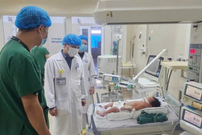 Chăm sóc trẻ tại Khoa Cấp cứu và Hồi sức tích cực Sơ sinh.