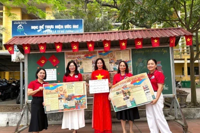 Phụ san báo Nhân Dân trên bảng tin Trường THPT Kim Ngọc.