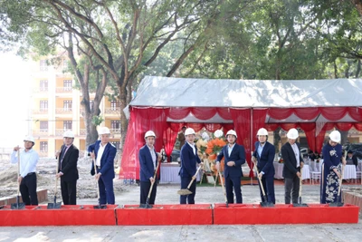 Thực hiện nghi thức khởi công dự án.