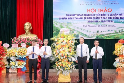 Đại diện Bộ Kế hoạch và Đầu tư tặng hoa chúc mừng Ban Quản lý các Khu công nghiệp.