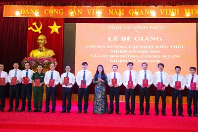 Bí thư Tỉnh ủy Hoàng Thị Thúy Lan trao giấy chứng nhận hoàn thành khóa học cho các học viên.