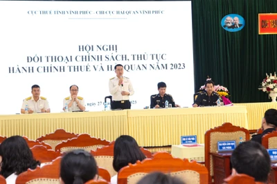 Lãnh đạo Cục thuế tỉnh và Chi cục Hải quan đối thoại với người nộp thuế.