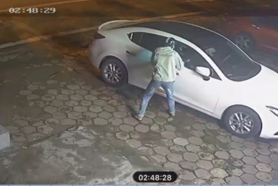 Hình ảnh đối tượng phá cửa kính, trộm cắp tài sản trong xe ô-tô. (Ảnh do Công an cung cấp)