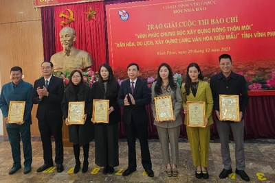 Trao giải Nhất cho các tác giả.