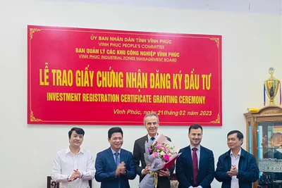 Lãnh đạo Ban Quản lý các Khu công nghiệp tỉnh Vĩnh Phúc chúc mừng Công ty TNHH Piaggio Việt nam tăng vốn đầu tư.
