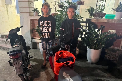 Hai đối tượng cướp tài sản và tang vật bị thu giữ. (Ảnh: Công an cung cấp)