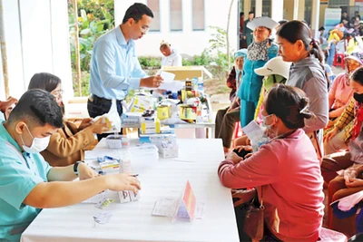 Các đơn vị cấp phát thuốc miễn phí cho người dân xã biên giới Ia Lốp, huyện Ea Súp. 