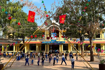 Trường tiểu học Thuận được xây dựng khang trang, tạo động lực khích lệ các em học sinh dân tộc Vân Kiều, Pa Cô đến lớp. 