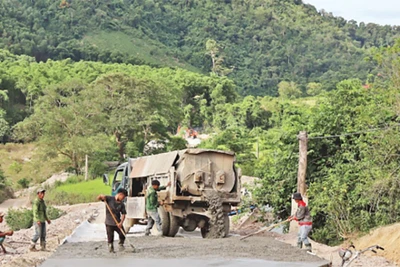 Xây dựng đường giao thông nông thôn ở bản Búng, xã Môn Sơn, huyện Con Cuông, khu vực nằm trong vùng lõi Vườn quốc gia Pù Mát. 