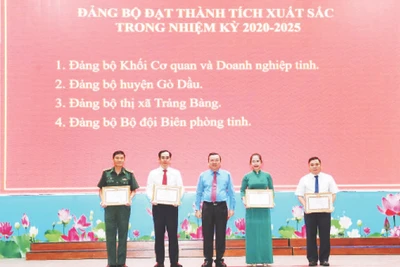 Lãnh đạo Tỉnh ủy Tây Ninh trao bằng khen, tặng các Đảng bộ đạt thành tích xuất sắc trong học tập và làm theo tư tưởng, đạo đức, phong cách Hồ Chí Minh nhiệm kỳ 2020-2025.