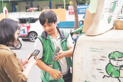 Giao dịch hàng hóa qua thương mại điện tử ngày càng phổ biến tại Thành phố Hồ Chí Minh. (Ảnh THẾ ANH)