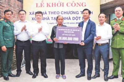 Bà Ngô Thị Sơn, ở khu phố Phù Khê Thượng, phường Phù Khê, thành phố Từ Sơn trong ngày khởi công nhà mới.