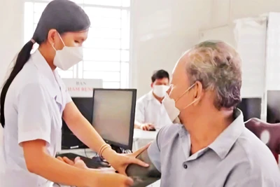 Người dân Cần Thơ khám bệnh tại một trung tâm y tế trên địa bàn. 