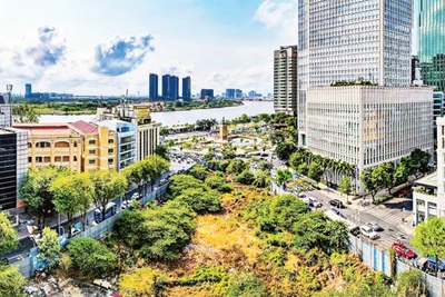 Khu đất tại địa chỉ số 2-4-6 Hai Bà Trưng, Quận 1, Thành phố Hồ Chí Minh bị bỏ hoang trong nhiều năm qua. (Ảnh DUY ANH)