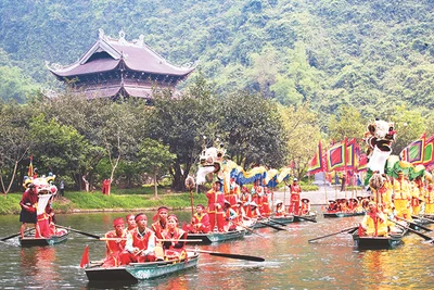 Thuyền rồng trong lễ hội Tràng An. Ảnh: TRƯỜNG HUY