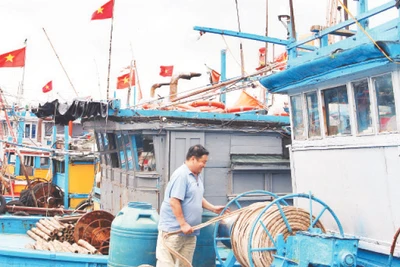 Ngư dân Đỗ Công Trường chuẩn bị tàu ra khơi cùng các tổ viên tổ đoàn kết sản xuất trên biển.