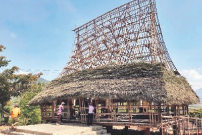 Dân làng Đăk Wâk, xã Đăk Kroong, huyện Đăk Glei chung tay sửa lại nhà rông.