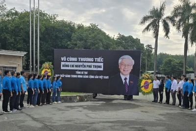 Đại diện Liên đoàn Lao động tỉnh Bình Dương, chính quyền địa phương và Công đoàn cơ sở Công ty Trách nhiệm hữu hạn giày Vĩnh Nghĩa tưởng niệm Tổng Bí thư Nguyễn Phú Trọng. 