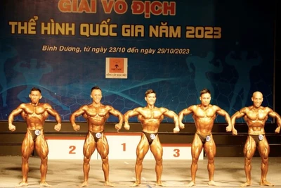 Các vận động viên thi đấu ngay sau lễ khai mạc.