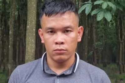 Đối tượng Nguyễn Văn Đức bị bắt giữ để điều tra làm rõ hành vi Cướp tài sản và Hiếp dâm.