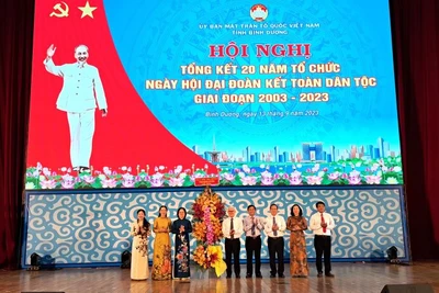 Lãnh đạo tỉnh Bình Dương trao tặng hoa chúc mừng hội nghị.