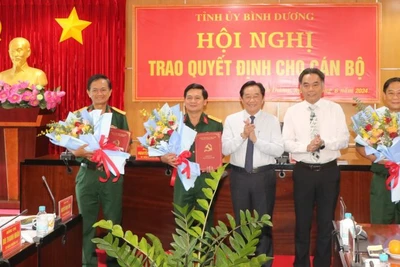 Lãnh đạo tỉnh Bình Dương trao các Quyết định của Bộ Quốc phòng cho các đồng chí lãnh đạo Bộ Chỉ huy quân sự tỉnh Bình Dương. 
