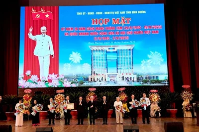 Trao Huy hiệu Đảng cho đảng viên.