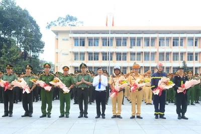 Lãnh đạo tỉnh Bình Dương và lãnh đạo Công an tỉnh trao tặng hoa động viên cán bộ chiến sĩ ra quân thực hiện cao điểm phòng chống tội phạm. 