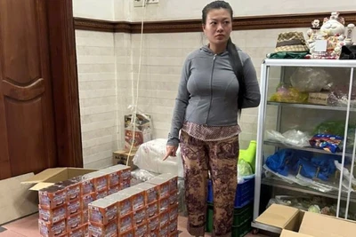 Đối tượng Trần Đặng Tú Trang và tang vật pháo hoa nổ.