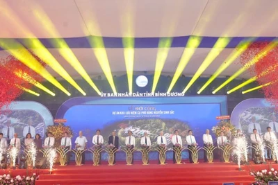 Nguyên Chủ tịch nước Nguyễn Minh Triết và các đại biểu thực hiện nghi thức khởi công dự án Khu lưu niệm Cụ Phó bảng Nguyễn Sinh Sắc.