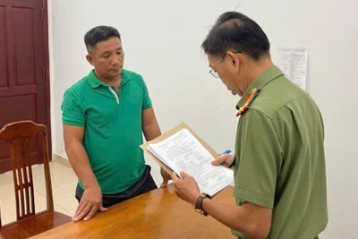 Thi hành Quyết định khởi tố bị can và lệnh cấm đi khỏi nơi cư trú đối với Bùi Quang Minh.