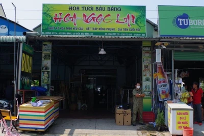 Hiện trường là cửa hàng hoa nghi án chồng sát hại vợ rồi tự tử. 