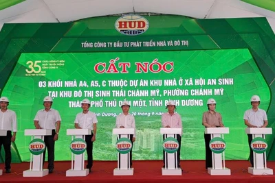 Lãnh đạo Tổng công ty HUD và các đại biểu thực hiện thức phát động thi đua hoàn thành dự án và cất nóc 3 khối nhà dự án Khu nhà ở xã hội An Sinh. 