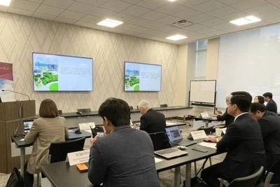 Chủ tịch UBND tỉnh Bình Dương Võ Văn Minh phát biểu ý kiến tại hội thảo.