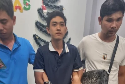 Đối tượng Thái Văn Trường (giữa) đã khai nhận hành vi phạm tội. 