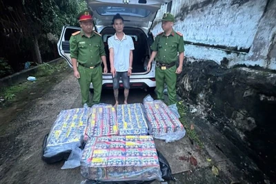 Đối tượng Nguyễn Thanh Hiếu bị bắt quả tang cùng tang vật.